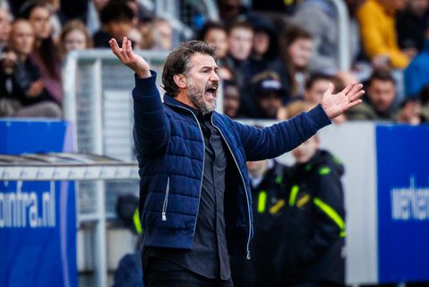 NAC-trainer woedend na belediging scheidsrechter: 'Van mij krijgt hij een rode kaart'