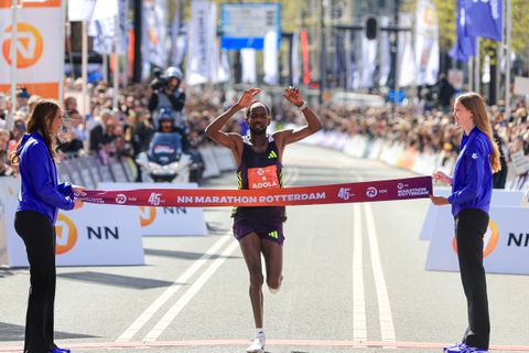Bizarre finish van Marathon Rotterdam: favoriet grijpt in laatste kilometer naar bil en eindigt als derde