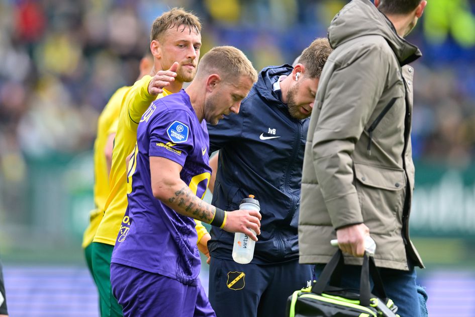 Gruwelijke beelden uit Sittard: Duitse NAC-routinier (35) verlaat veld met veel pijn