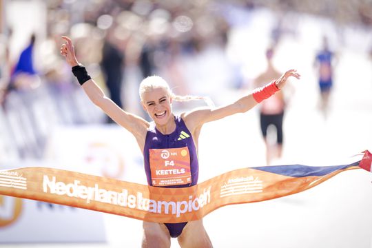 Hardlopende stewardess (27) verovert nationale titel bij Marathon van Rotterdam: 'Echt niet normaal, kippenvel'