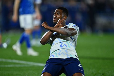 Oranje-international Denzel Dumfries schittert met hoofdrol in spektakelstuk om Italiaanse titel