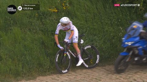 Drama voor Tadej Pogacar: Sloveense alleskunner moet in de achtervolging in Parijs-Roubaix