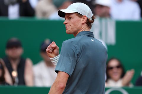 Jannik Sinner verslaat Carlos Alcaraz in Monte Carlo en is nieuwe nummer één van de wereld