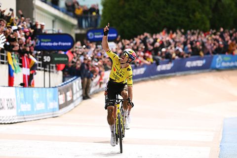Geëmotioneerde Wout van Aert draagt overwinning in Parijs-Roubaix op aan overleden ploegmaat: 'Dit is mijn levenswerk'
