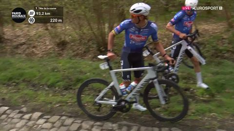 Topfavoriet Mathieu van der Poel lijkt uitgeschakeld in Parijs-Roubaix: mechanische pech speelt Nederlander parten