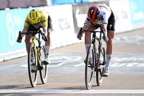 Geëmotioneerde Marianne Vos bijt op haar tanden na bittere nederlaag in Parijs-Roubaix: 'Des te meer reden om door te gaan'