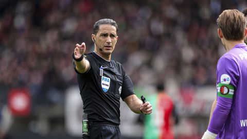 Scheidsrechter Serdar Gözübüyük zorgt voor woeste Robin van Persie na opmerkelijke situatie