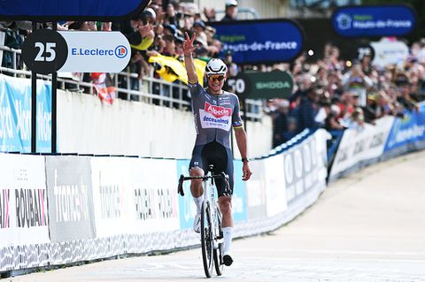 Live Parijs-Roubaix | Ploegen van Mathieu van der Poel en Tadej Pogacar gunnen vluchters geen ruimte