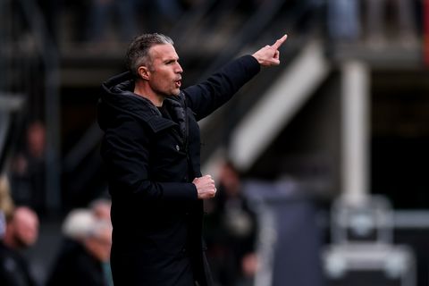 Feyenoord-coach Robin van Persie fileert scheidsrechter na 'dramatische beslissling': 'Dit heeft heel veel gevolgen'