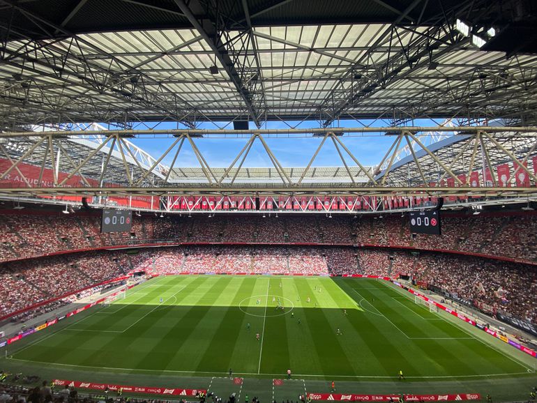 Opvallend beeld in Arena: Ajax-supporters geloven strijd om vijfde plek wel en vieren liever moederdag
