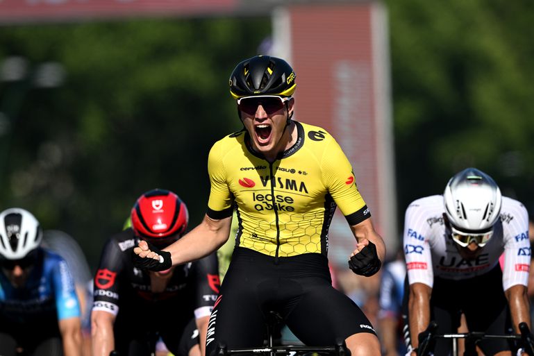 Olav Kooij slaat toe in Giro d'Italia: na bloedstollende finale pakt toptalent eerste ritzege in grote ronde