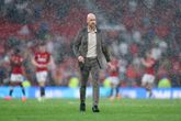 Erik ten Hag loopt door de helse regenbui boven Old Trafford naar de kleedkamer na de nederlaag tegen Arsenal. ©Pro Shots