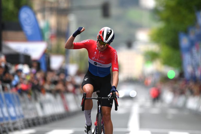Demi Vollering doet het weer: na Vuelta pakt Nederlands kampioen ook eindzege in het Baskenland