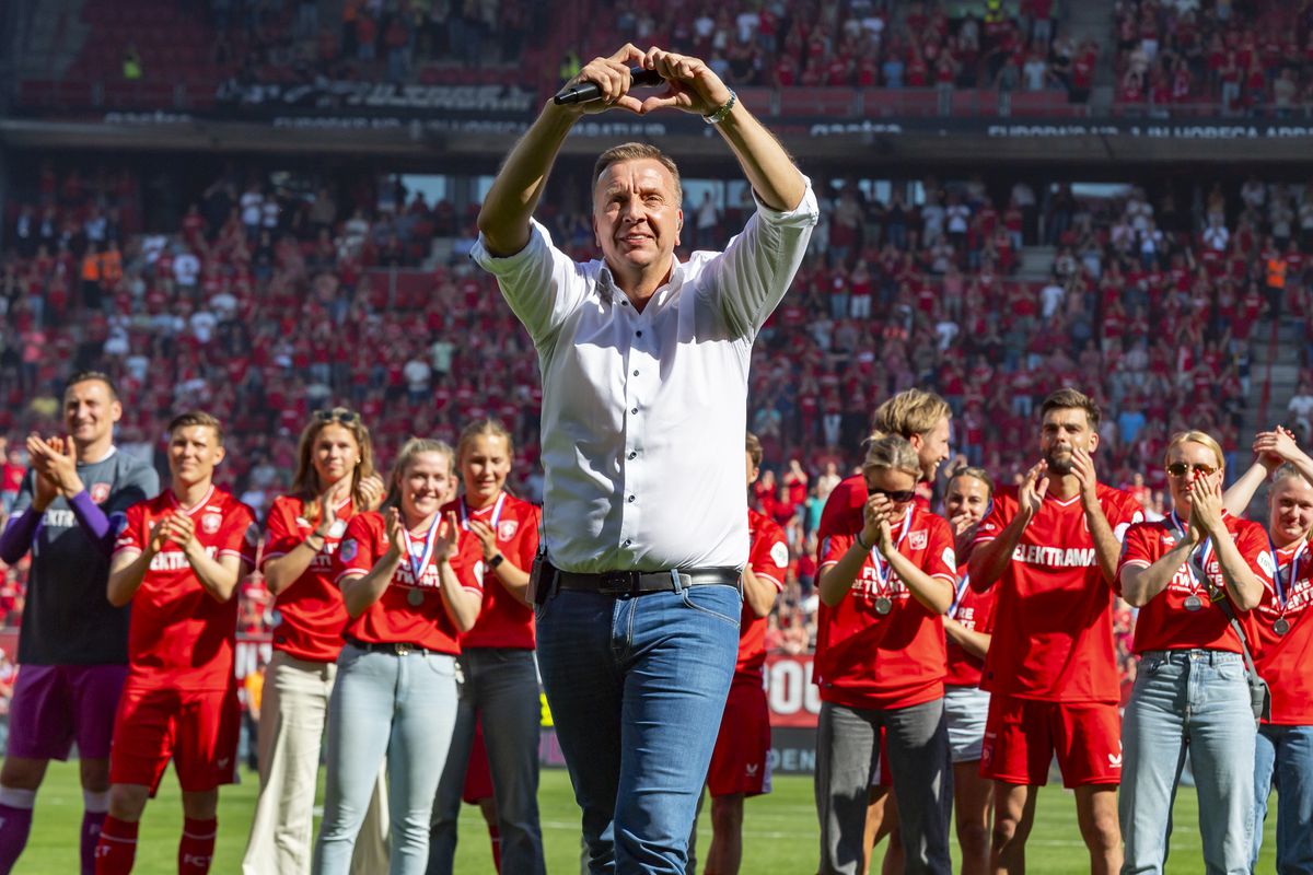 'Ik ben niet het type': zanger Jannes probeerde FC Twente-trainer Joseph Oosting in de spotlights te zetten