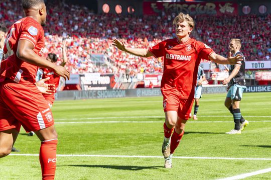 Spektakelstuk van Twente tegen Volendam: negen doelpunten en twee afgekeurde goals, maar AZ zit dwars