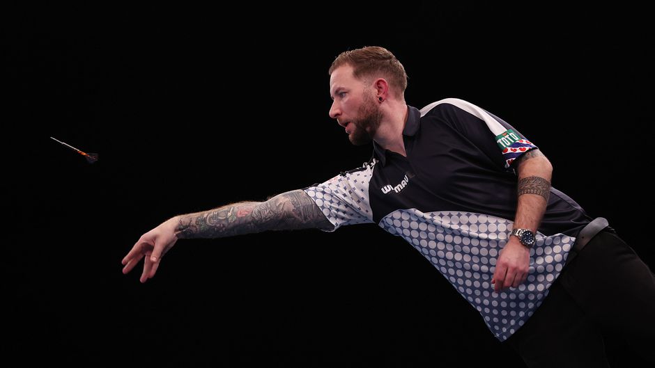 Nederlandse topdarter schopt het tot halve finale in Duitsland, Michael van Gerwen stelt opnieuw teleur