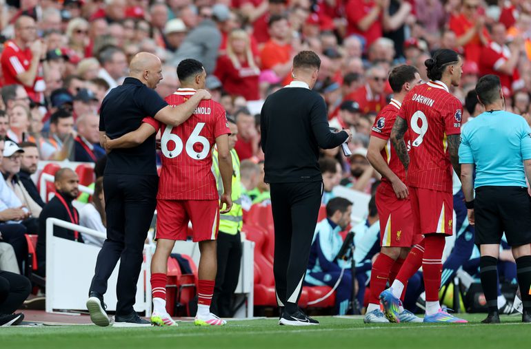Arne Slot neemt het op voor uitgefloten Liverpool-ster: 'Dat maakt hem bijzonder'