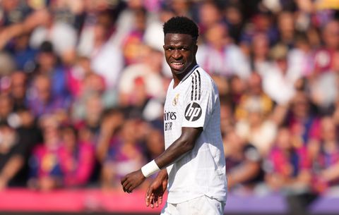Barça-fan laat Vinicius Junior koken van woede met strandbal in El Clásico
