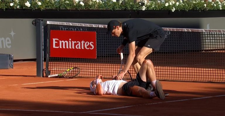 Grote zorgen om Jesper de Jong na keiharde valpartij: Jannik Sinner moet Nederlandse tennisser helpen