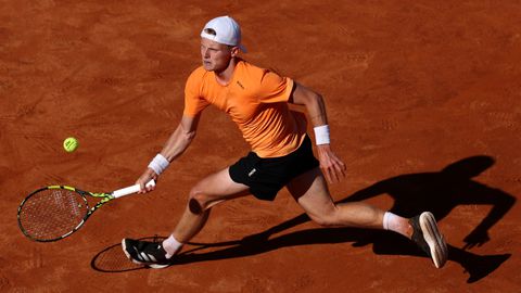 Gehavende Jesper de Jong ziet stunt tegen Jannik Sinner in het water vallen