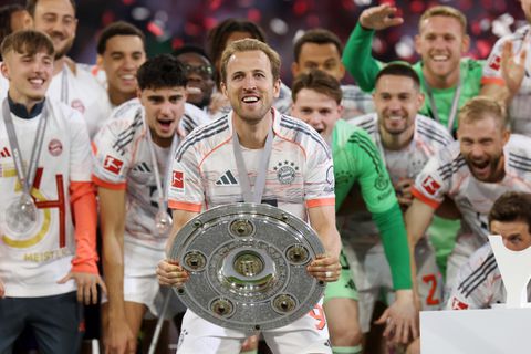 Feestende spelers Bayern München ontvangen kritiek na Ibiza-reis: 'Banen staan op het spel'