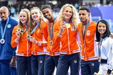 Eugene Omalla (tussen Femke Bol en Lieke Klaver in) met de gouden estafetteploeg in Parijs.

© GettyImages