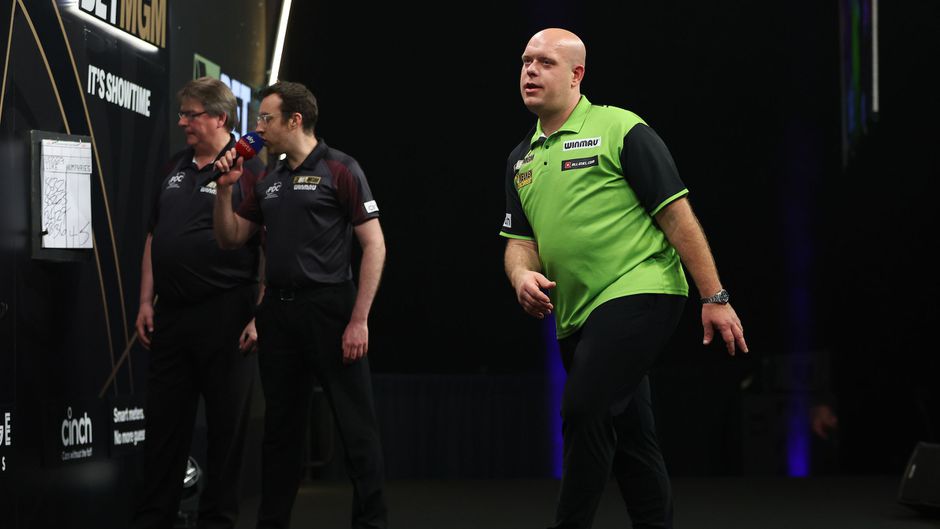 Topdarter Michael van Gerwen faalt bij uitgelezen kans en moet weer op de blaren zitten
