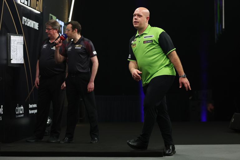 Topdarter Michael van Gerwen faalt bij uitgelezen kans en moet weer op de blaren zitten