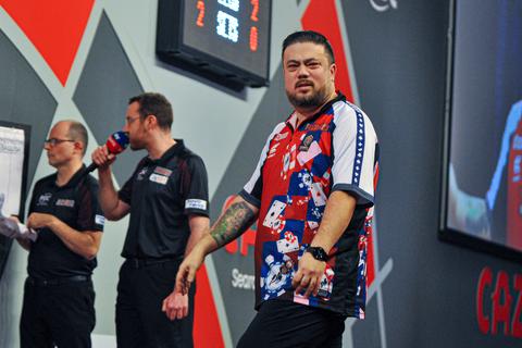 Nieuw drama voor darter (42) na verlies zoontje (1): schorsing aan z'n broek na vermoeden van matchfixing