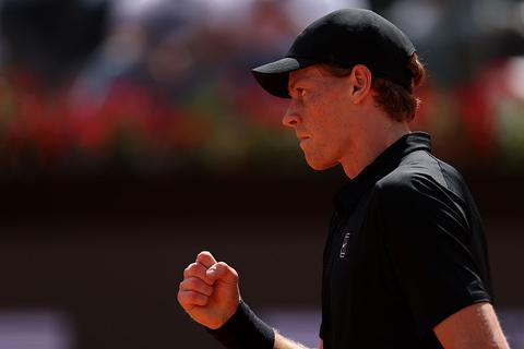 Toptennisser Jannik Sinner rijgt ook landgenoot aan zegekar en evenaart uniek record van Novak Djokovic