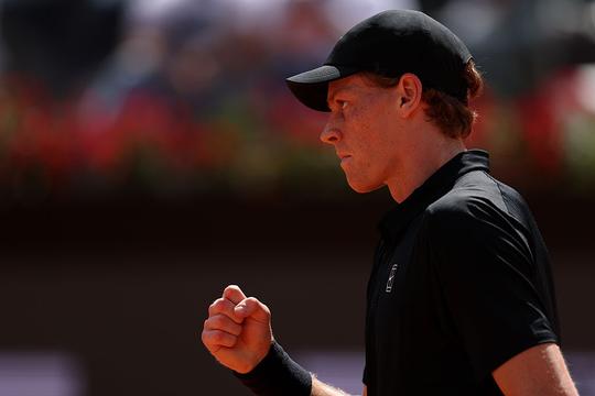 Toptennisser Jannik Sinner rijgt ook landgenoot aan zegekar en evenaart uniek record van Novak Djokovic