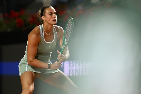 Toptennisster Aryna Sabalenka maakt indruk in doorschijnende outfit: 'Ze houdt wel van provoceren'