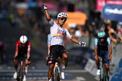 Geplaagd UAE Emirates krijgt eindelijk reden tot juichen in Giro d'Italia, thuisfavoriet neemt roze trui over