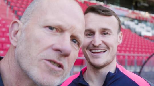 Maxim Hartman bezoekt winnende bekerheld van dit seizoen: 'Ik heb wel heel even op de bar gestaan'