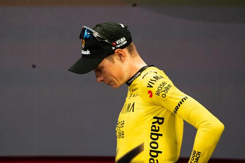Toprenner Visma | Lease a Bike moet Giro d'Italia verlaten: enorme valpartij eist nog steeds slachtoffers