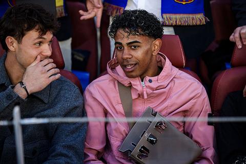 Topvoetballer Lamine Yamal steelt de show bij titelfeest van Barcelona met peperdure accessoire