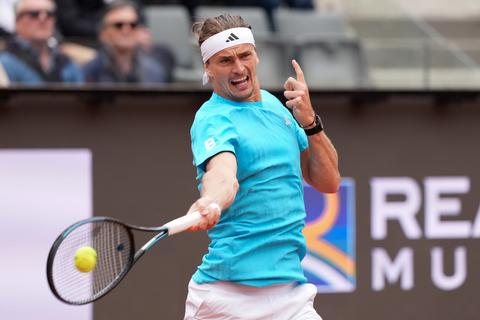 Toptennisser Alexander Zverev woedend na totale ineenstorting in Rome: 'De slechtste waar ik ooit heb gespeeld'