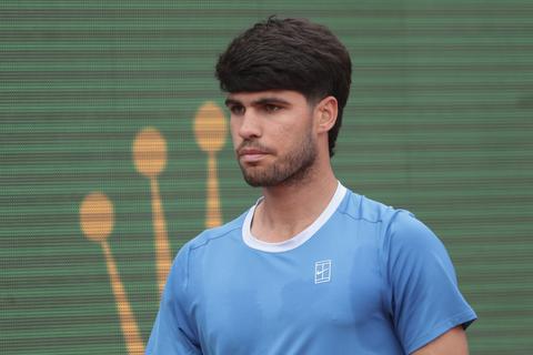 Toptennisser Carlos Alcaraz maakt zichzelf enorm vies tijdens fotoshoot voor opmerkelijk tijdschrift