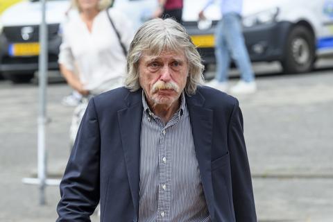 Johan Derksen (77) reageert fel na bezorgde opmerking René van der Gijp: 'Hij moet zich er niet mee bemoeien'