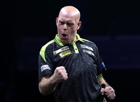 Topdarter Michael van Gerwen nadert wereldrecord met waanzinnige prestatie