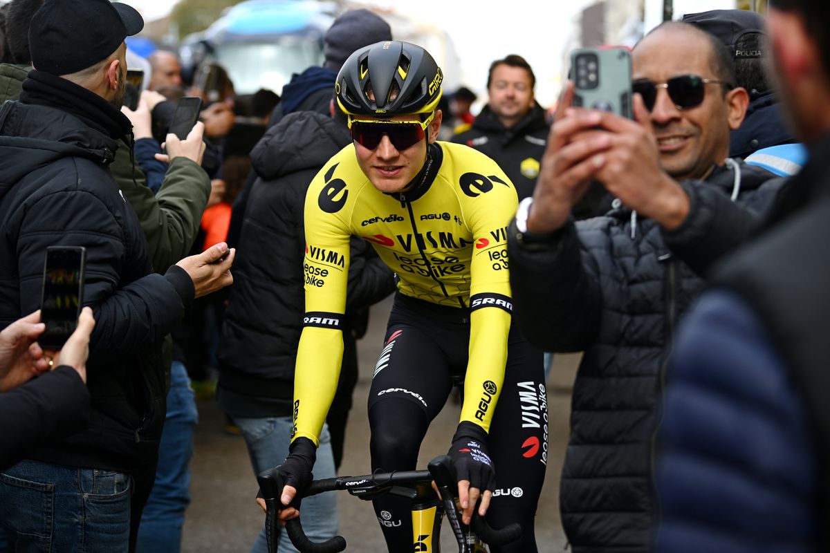 Wéér pech voor Visma: Wilco Kelderman valt in Ronde van Zwitserland, Adam Yates nieuwe leider