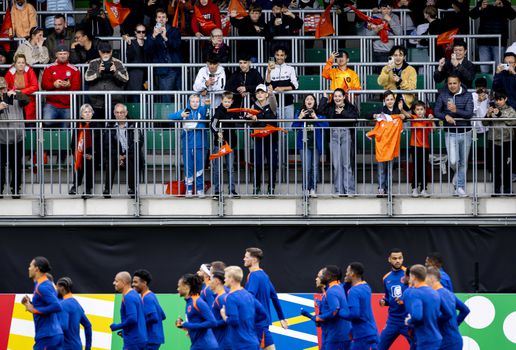 Oud-Wolfsburgspelers populair bij open training Oranje, Brian Brobbey eerder van het veld