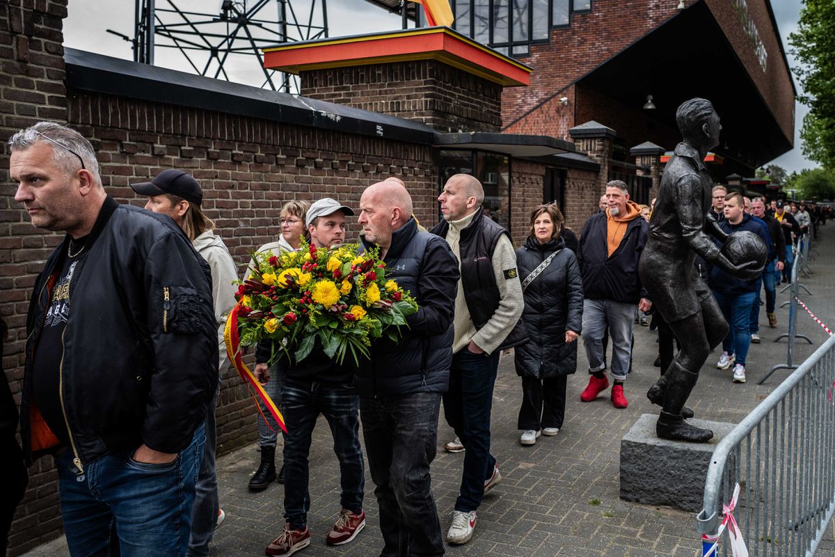 Afscheid van plotseling overleden eigenaar Go Ahead Eagles trekt honderden mensen, veel emotie in de rij