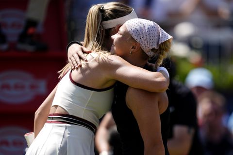 Toptennisster (21) zegt sorry tegen tegenstander: 'Ik hoop dat je me niet teveel haat'