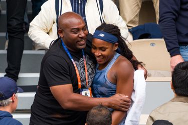 Vader van toptennisster Coco Gauff volgt finale Roland Garros op bizarre plek: 'Ik dacht, ik blijf hier maar zitten'