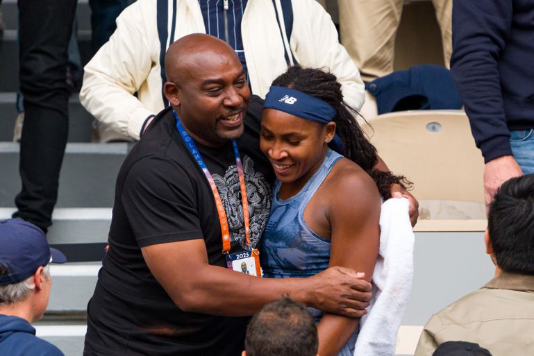 Vader van toptennisster Coco Gauff volgt finale Roland Garros op bizarre plek: 'Ik dacht, ik blijf hier maar zitten'