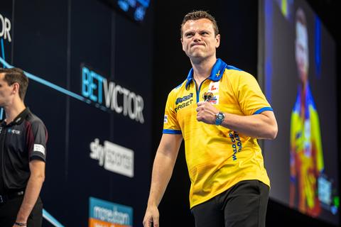 Zweedse topdarter redt Nederlandse eer op dramatische dartsdag met verrassende winst op vloertoernooi
