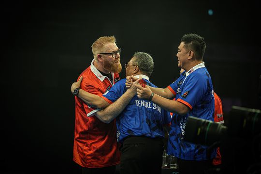 Eerste sensatie op World Cup of Darts een feit, scheidsrechter moet onwennige speler toespreken