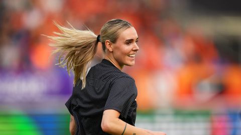 Oranje Leeuwin Jill Roord brengt taartje bij jarige hockeyvriendin, maar die stopt 'm meteen weg