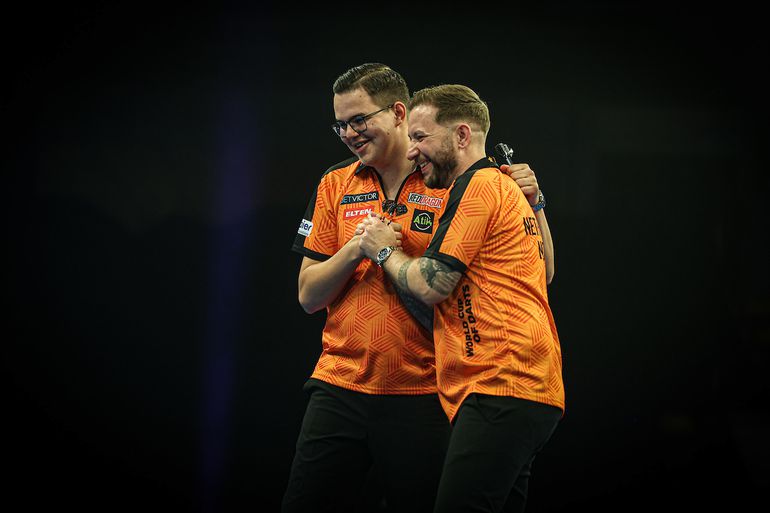 Nederland maakt outsiderrol meteen waar op World Cup of Darts met hoogste gemiddelde en whitewash